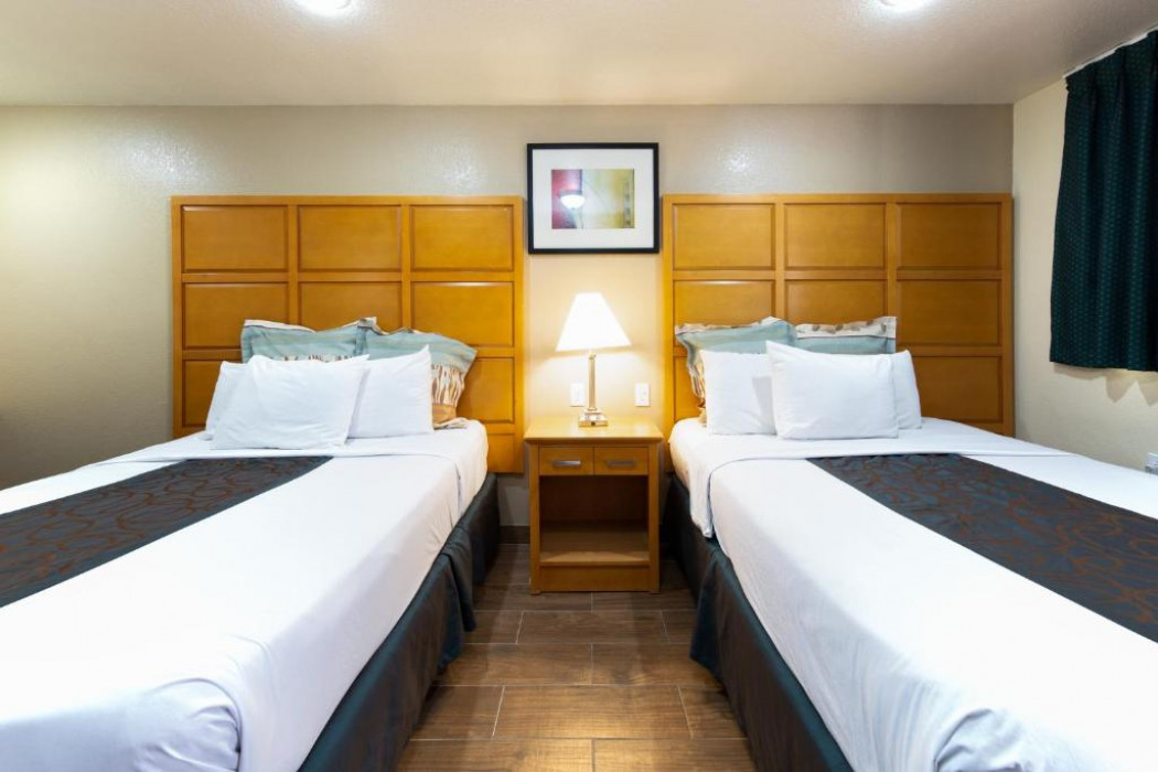 2 Queen Beds Hot Tub Suite