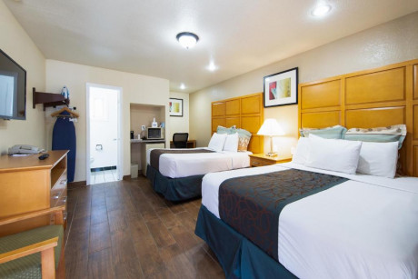 2 Double Beds Room