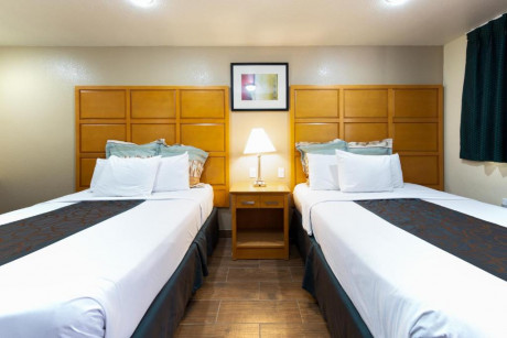 2 Queen Beds Hot Tub Suite