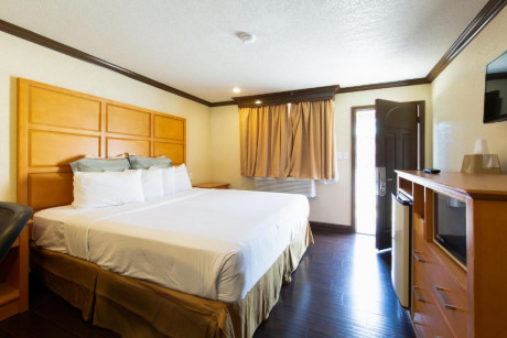 1 King Bed Accessible Room Non-Smoking