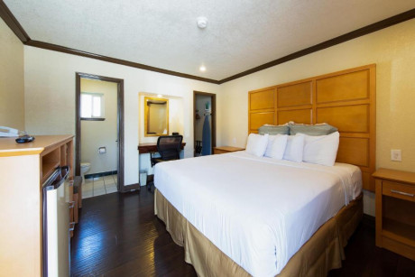 1 Queen Bed Room Non-Smoking